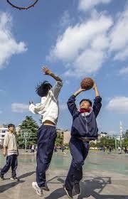 俄罗斯美女拒绝四百斤壮汉示爱 结果被打成猪头